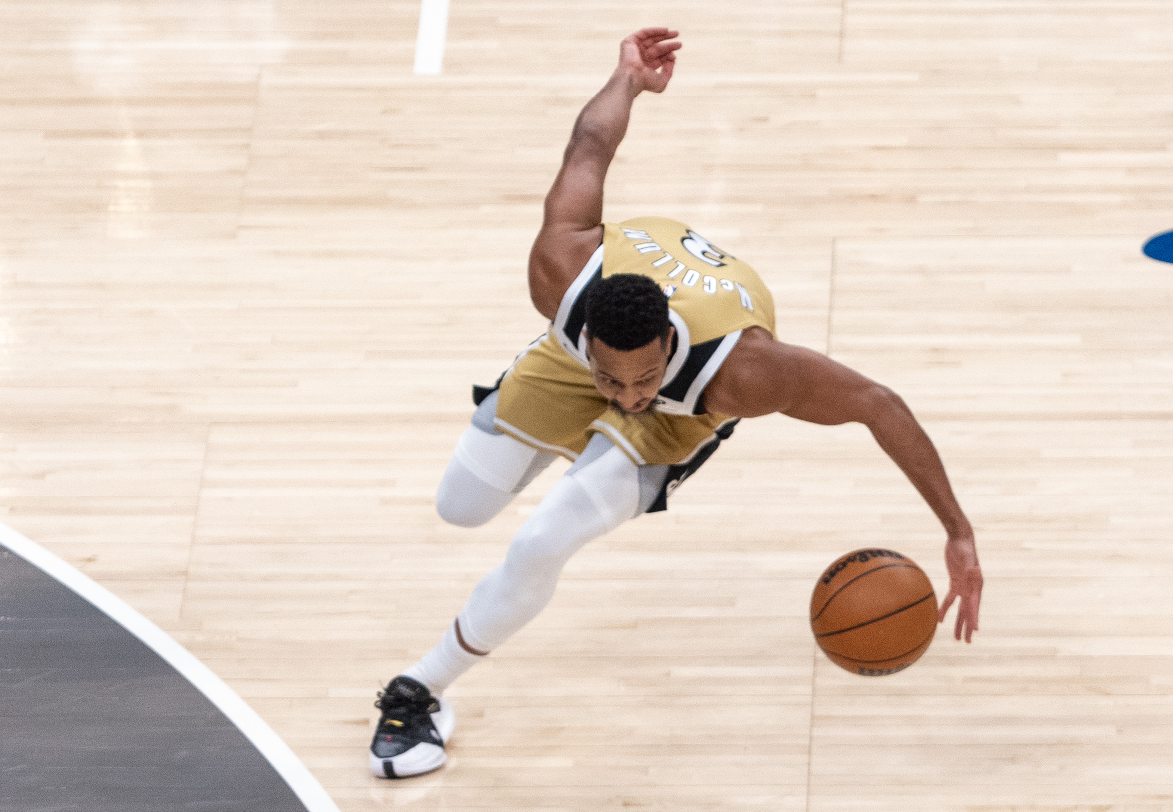 开云平台-进攻不错！麦科勒姆14中7得16分 其他正向数据皆为0