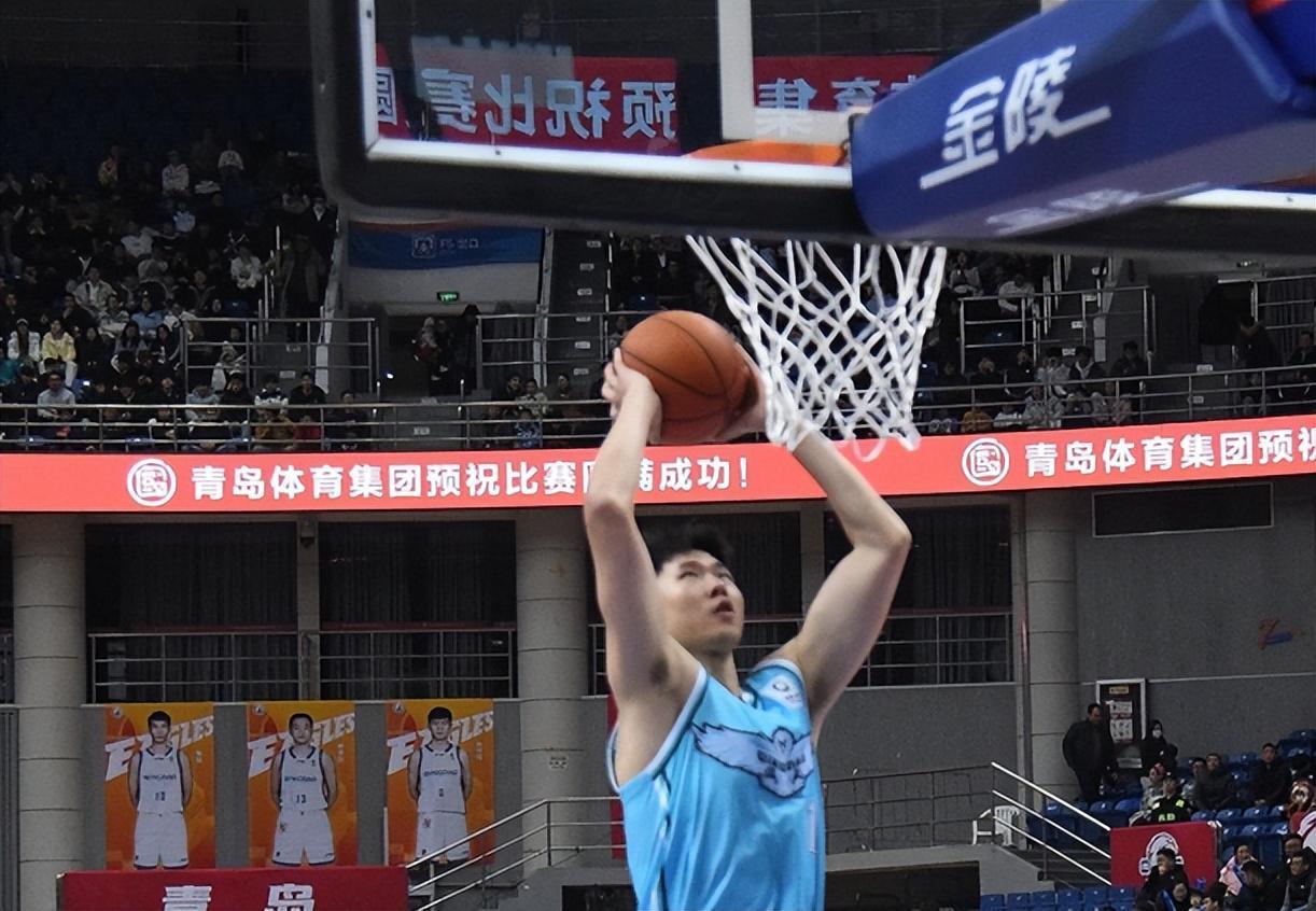 kaiyun-7分险胜！青岛男篮力克广州 首发齐上双+米奇两双 郭艾伦空砍25分